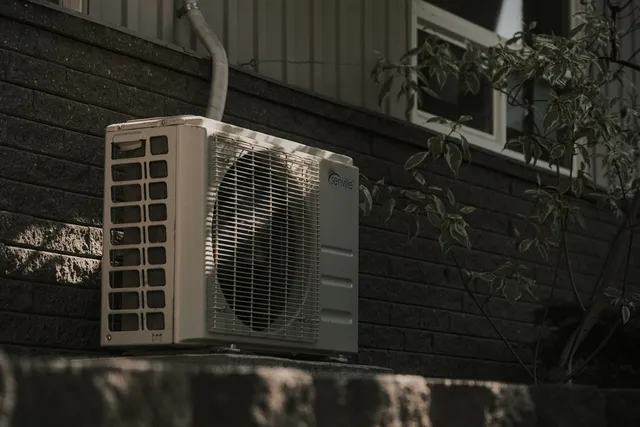 Buitenunit van een airconditioningsysteem netjes gemonteerd aan een woning